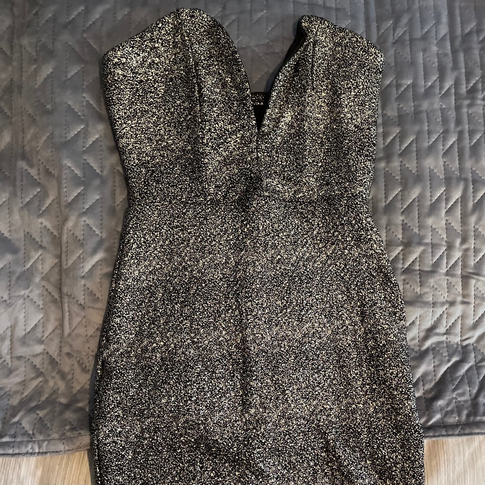 Gold/silver fitted dress, goes above the knee.